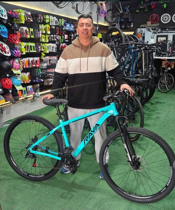 Cliente da CicloPoa com a bicicleta na rua